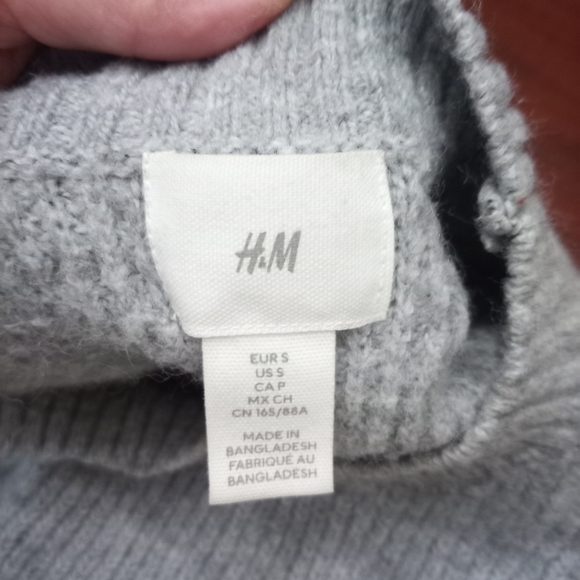 H&M Gray Crew Neck Sweater with Ribbed Texture - Picture 2 of 2